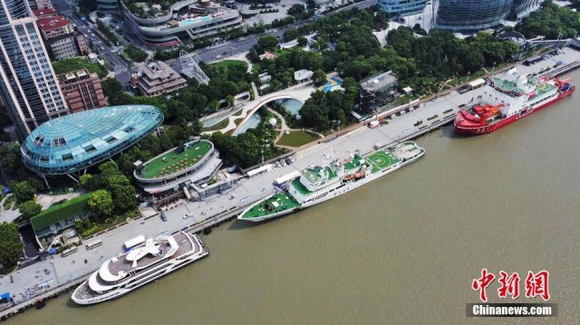 上海民众参观3艘船艇并学习急救知识