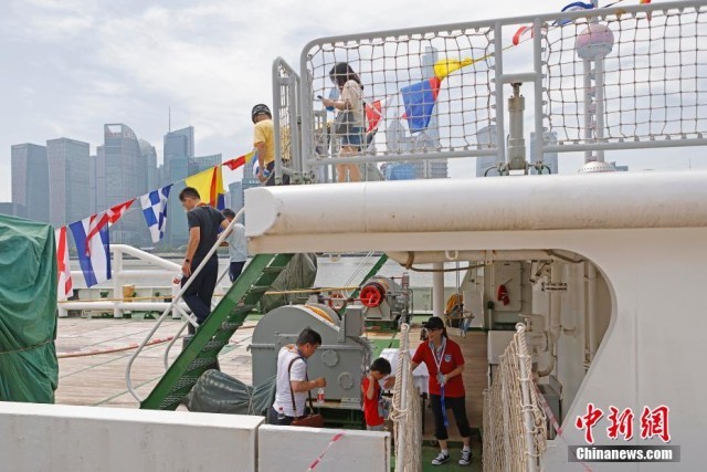 上海民众参观3艘船艇并学习急救知识