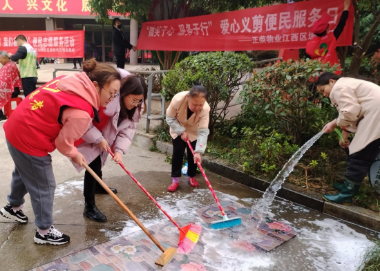 图为南昌县烟草志愿者开展环境清理活动