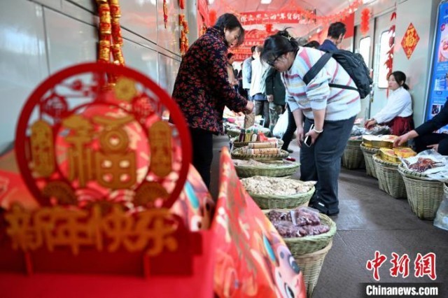 中国公益性“慢火车”上的年货街