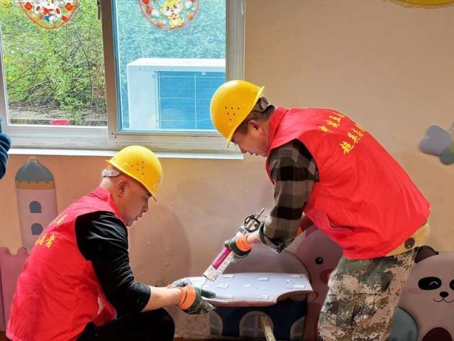 青年志愿者在杭州市儿童福利院开展志愿修缮活动