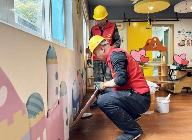 青年志愿者在杭州市儿童福利院开展志愿修缮活动